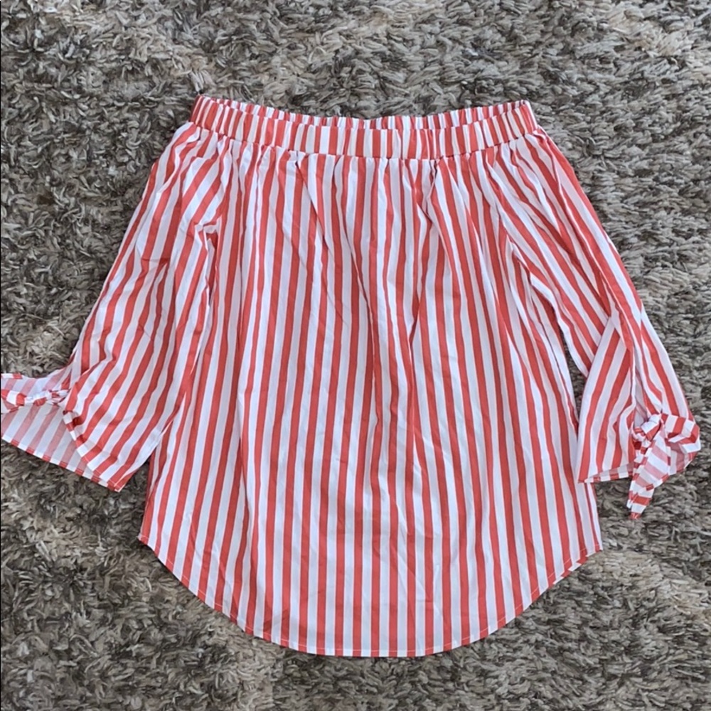 4/$20 SALE NWOT off the shoulder top